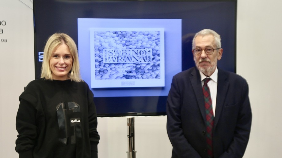 Mireia Zarate e Ignacio Etxeberria en la presentación de los Premios Sabino Arana 2024