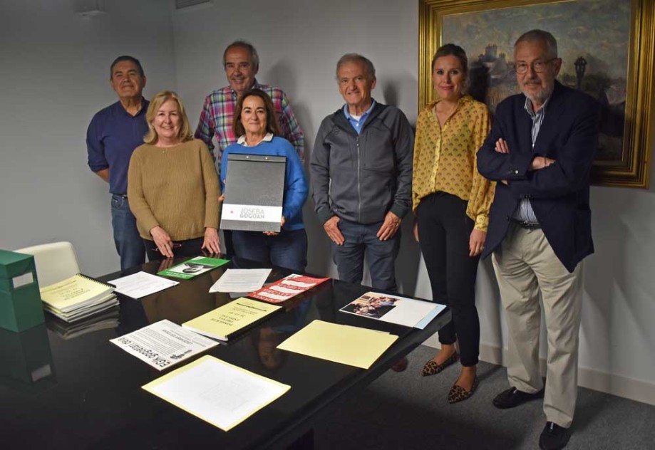Iñigo Artetxe, Uxune Retolaza, Koldo Narbaiza, Jone Unzueta, Iñaki Muneta, Mireia Zarate, presidenta de SAF, e Ignacio Etxeberria, en el momento de la donación.