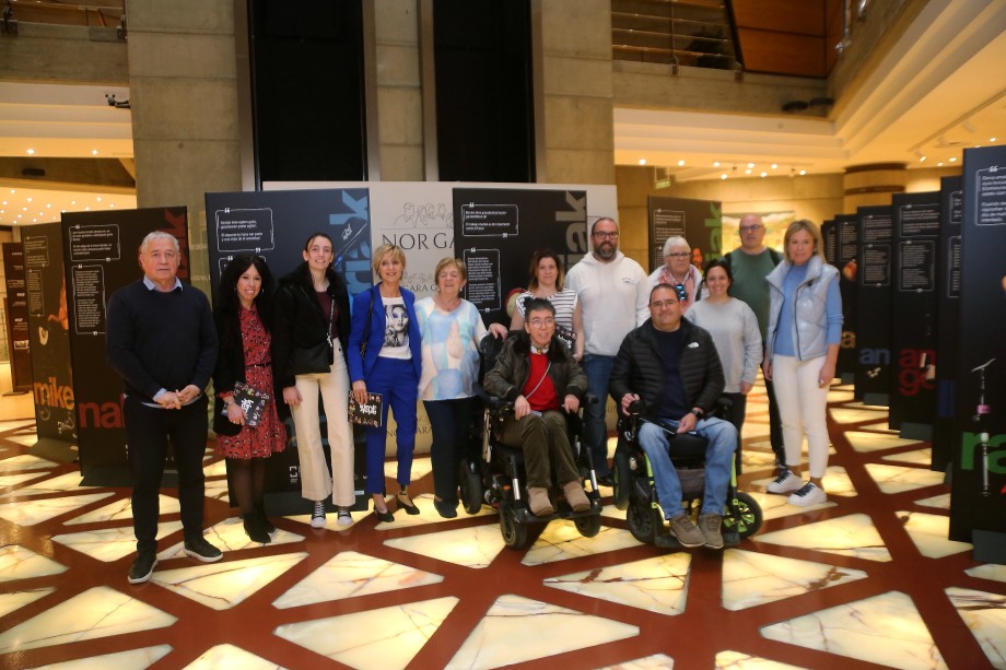 Las y los paralímpicos vascos de París 2024 visitan la exposición “Kirolariak” en el Museo del Nacionalismo Vasco