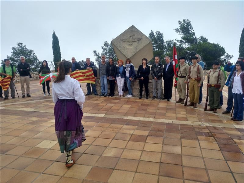 Vascos y catalanes honran en la Cota 705 de la Serra de Pàndols (Tarragona) a los luchadores por las libertades en la Batalla del Ebro