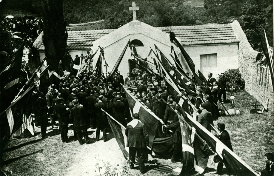 Asistentes al homenaje junto a la tumba de Sabino Arana.