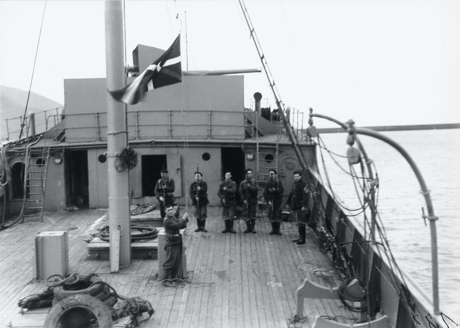 Izado de la ikurriña en el bou Gipuzkoa en febrero de 1937