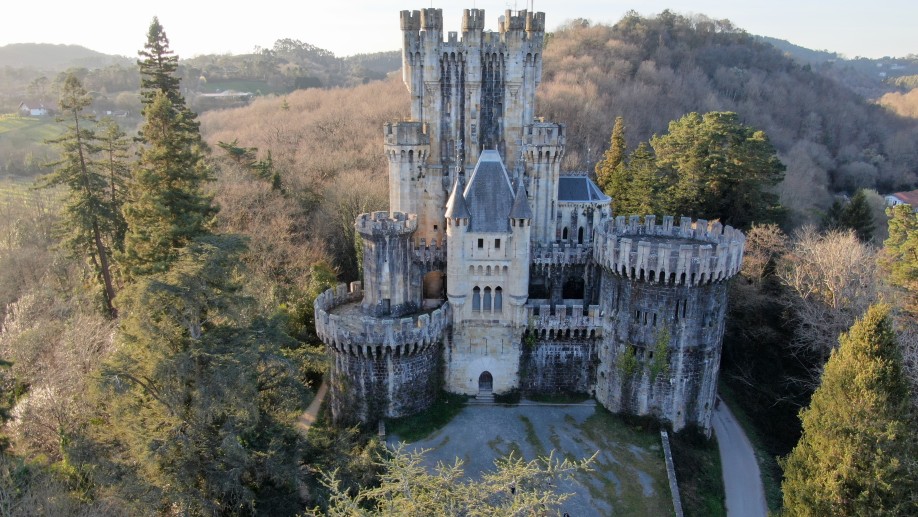 Fachada principal del castillo de Butron, desde un dron (A. Arrieta).