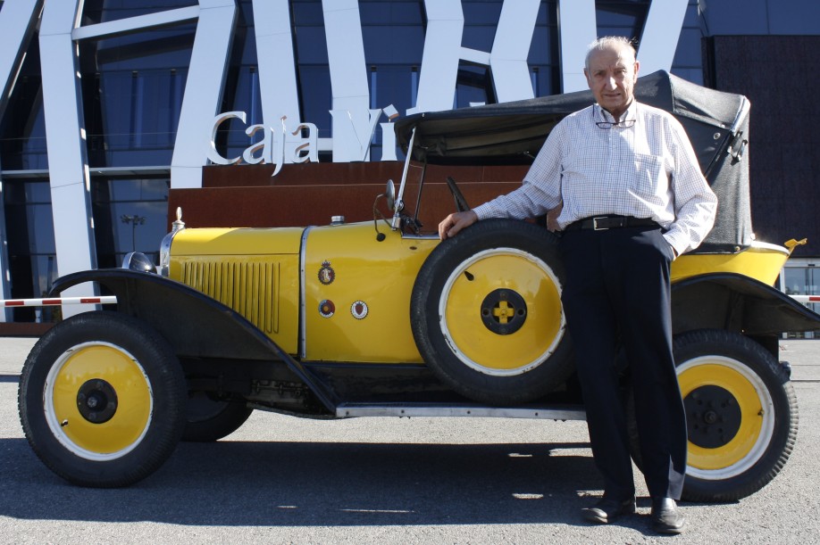 Javi Álava con su histórico coche vitoriano.