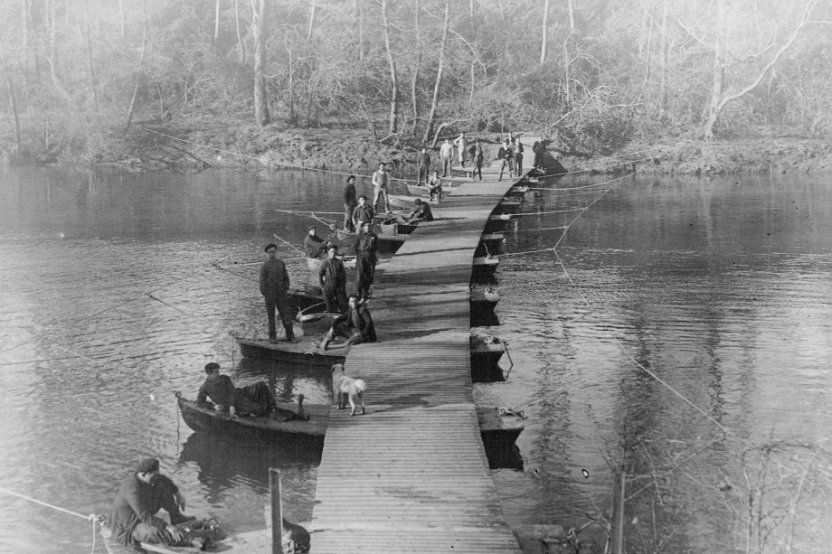 Puente de pontones sobre el río Nalón.