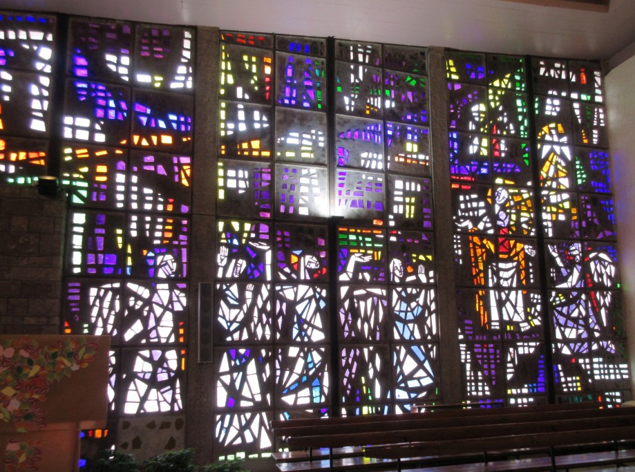 Vidriera monumental emplazada en la iglesia de Otxarkoaga. Foto: Cedida por Cristóbal Rivera