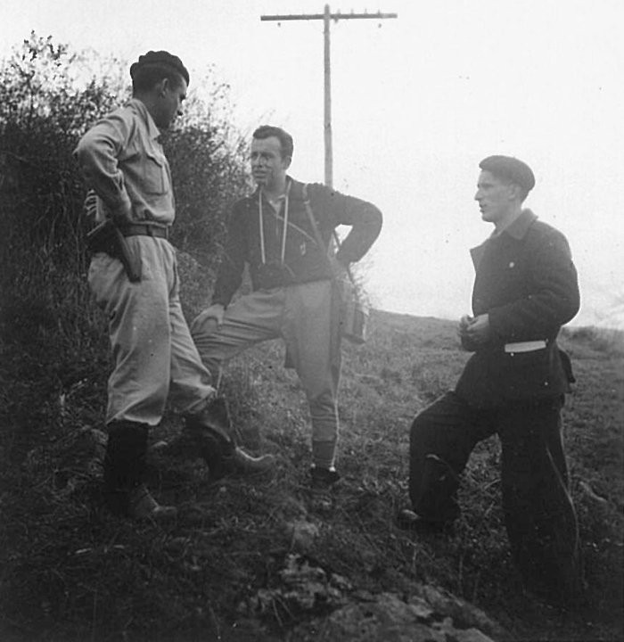 Francisco Ciutat de Miguel (centro), jefe de Operaciones del Ejército del Norte departiendo en Asturias con Sabin de Apraiz (izquierda), capitán de Estado Mayor y Rufino Rezola (derecha), comandante del batallón Amayur.