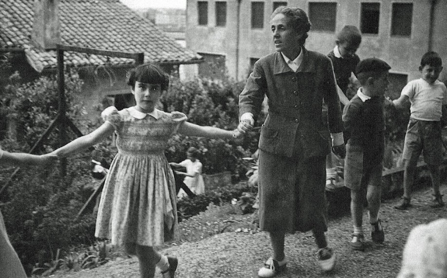Elbira Zipitria con sus alumnos.