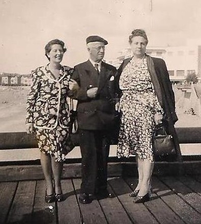 El doctor Pereiro junto a su esposa, Isabel Etxebarria, y su hija, Isabel Pereiro.