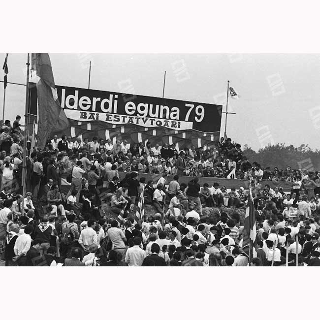 Decenas de miles de personas se dieron cita el 30 de septiembre de 1979 en las campas de Aixerrota (Getxo) para celebrar el Alderdi Eguna del Estatuto