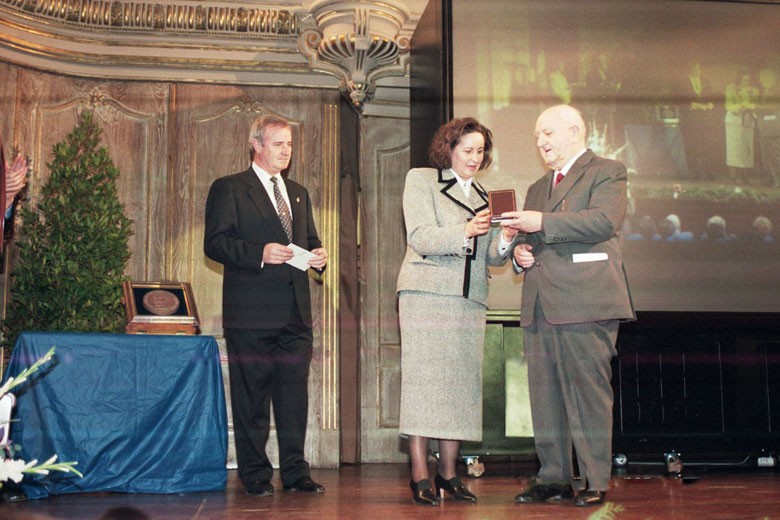 Augustin Zubikarai recibiendo el premio Sabino Arana