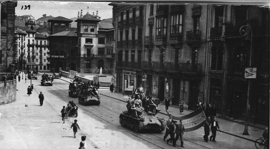 Tropas franquistas entrando en Bilbao por Atxuri.