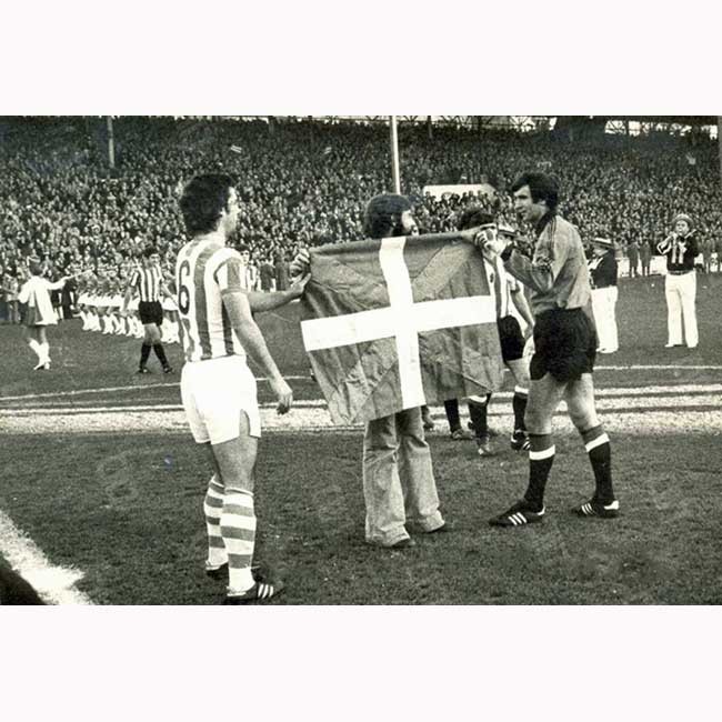 Ikurriña portada por José Ángel Iribar, capitán del Athletic Club, junto a Inaxio Kortabarria, capitán de la Real Sociedad en el estadio de Atotxa.