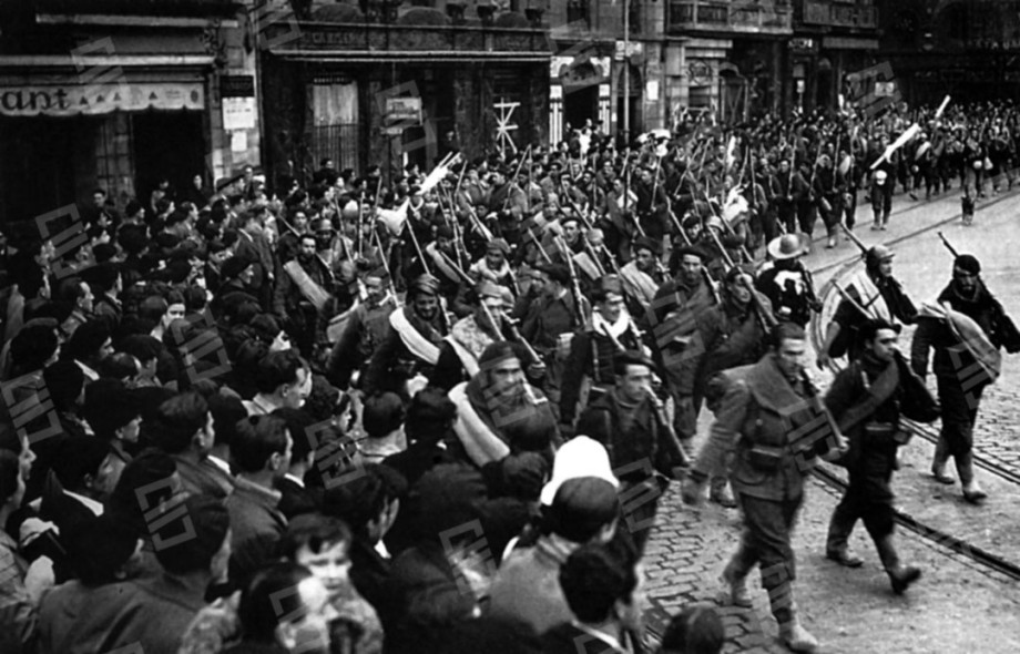 Gudaris de la compañía Kortabarria del batallón Arana Goiri desfilando por el Arenal de Bilbao el 24 de septiembre de 1936 camino al frente