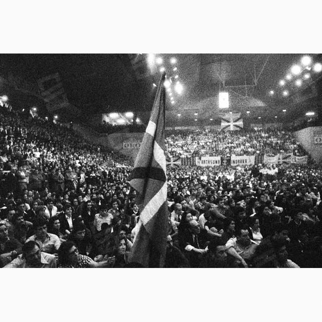 Ikurriña ondeando en la Asamblea Nacional de Iruña de 1977.