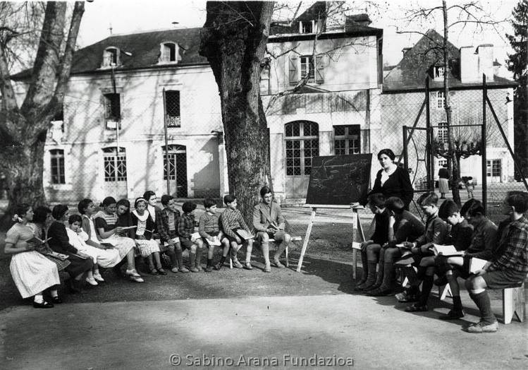 Sorne Unzueta con niños de la escuela del refugio Saint-Christau.