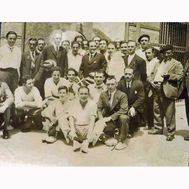 Seber Altube y José Antonio Agirre, junto a un grupo de amigos de Arrasate, en Gernika, en 1931.