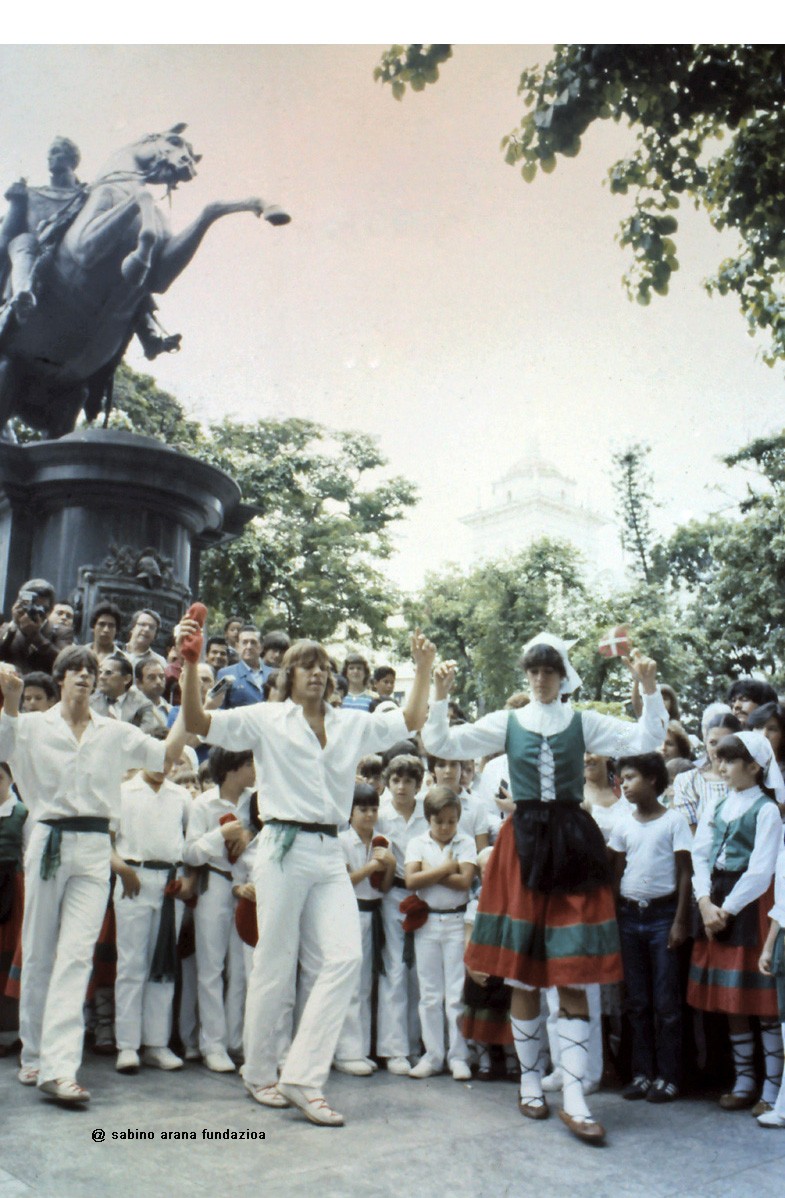 La comunidad vasca participando en la conmemoración del bicentenario del nacimiento de Simón Bolivar delante del monumento erigido en su honor, en Caracas.
