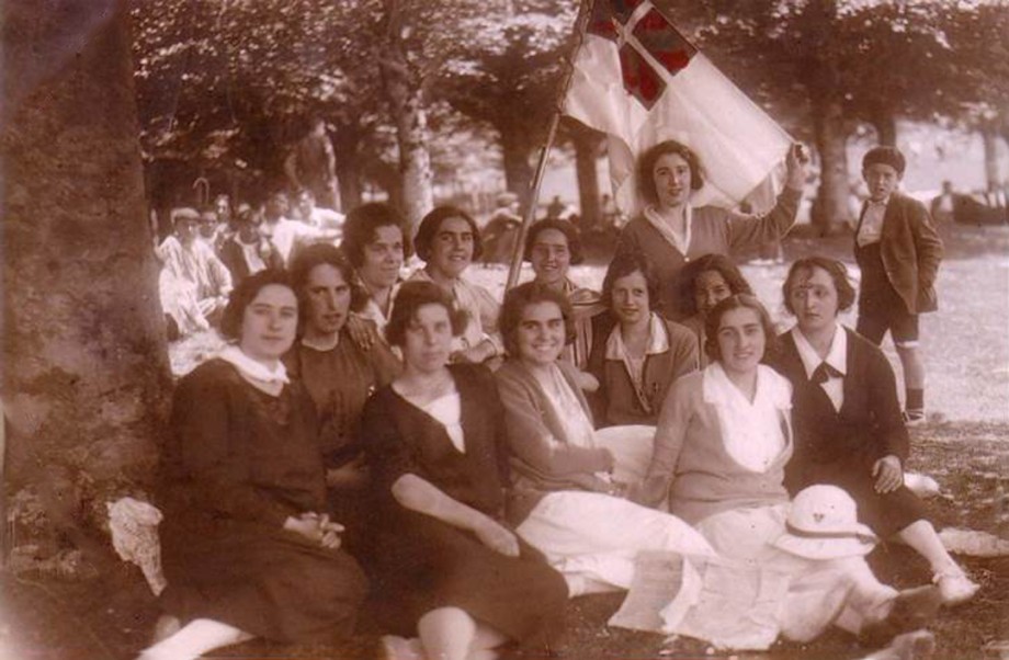 Gasteizko EABko lehen taldea, 1923ko ekainaren 2an, Pradoko parkean. (Argazkia: Mª Jesús eta Rosa Mª Vinós).