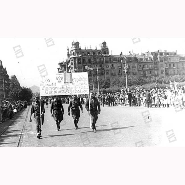 Okupazioan parte hartu zuten tropen desfilea.
