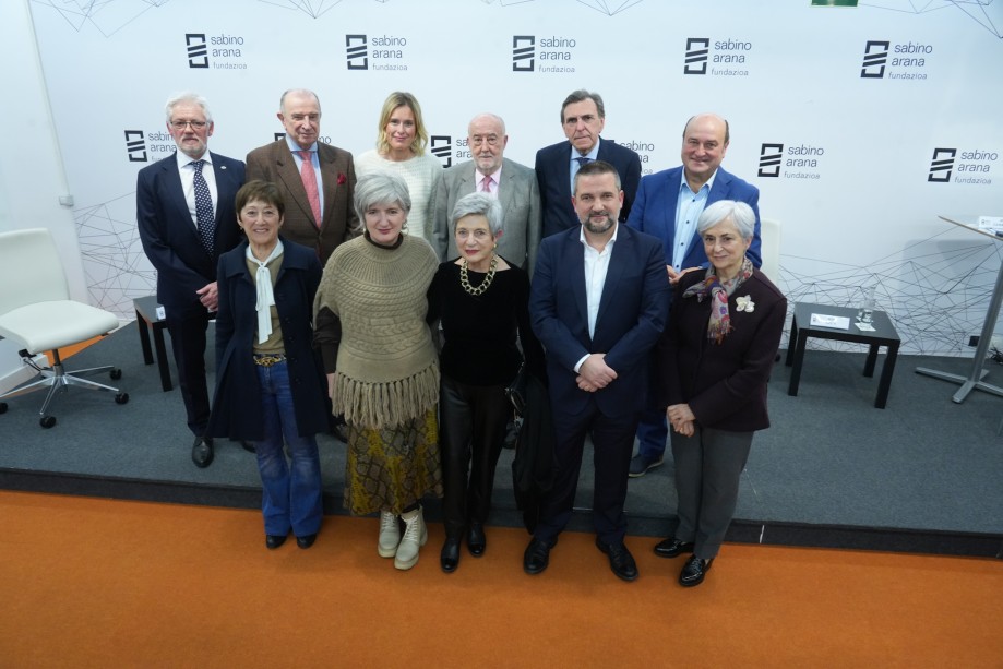 Participantes en la mesa redonda y familiares del Lehendakari Ardanza con Mireia Zarate y Andoni Ortuzar.